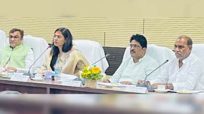 सभापति मनीषा अनुरागी ने अफसरों के साथ की बैठक।