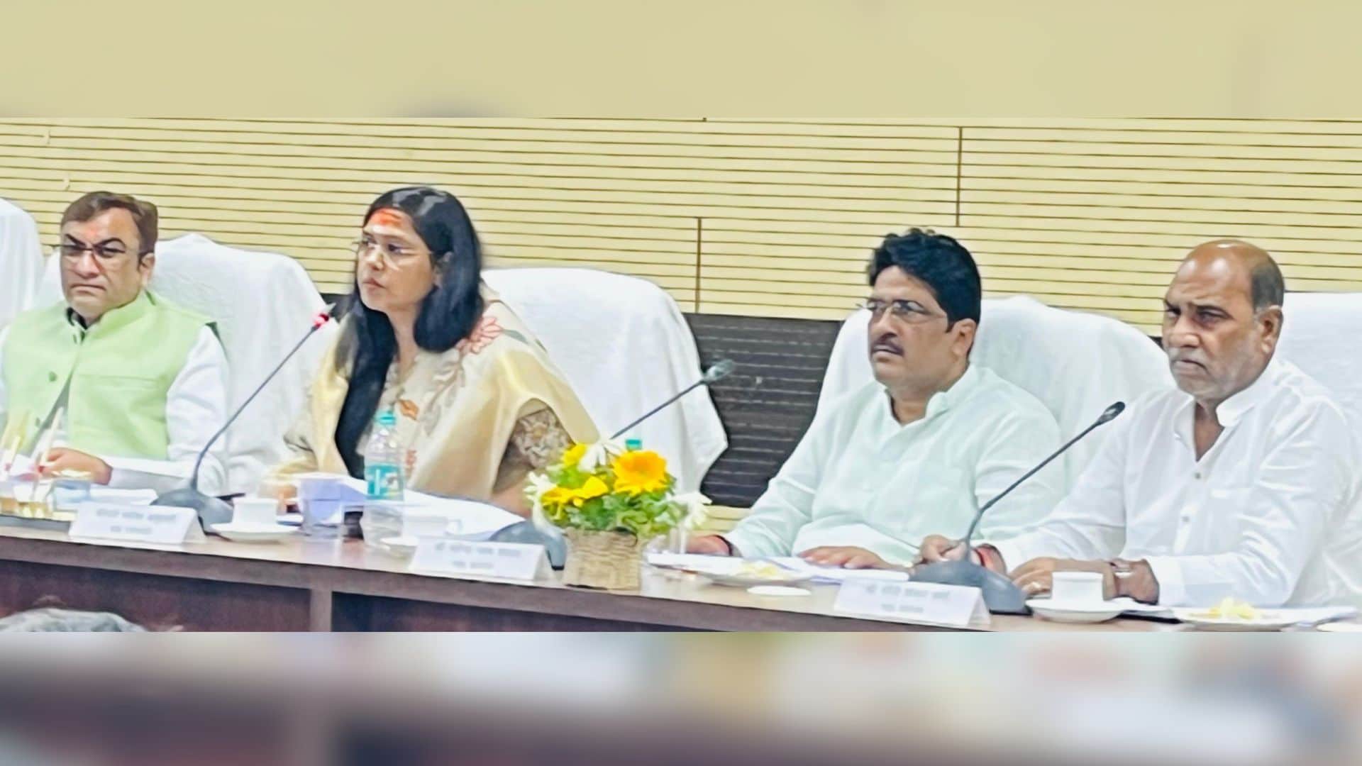 सभापति मनीषा अनुरागी ने अफसरों के साथ की बैठक।