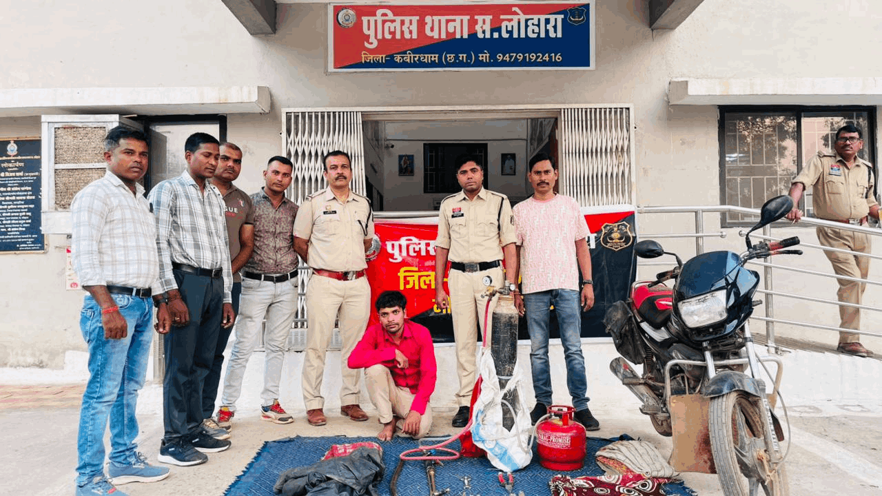 सामान के साथ पकड़ा गया एटीएम चोर