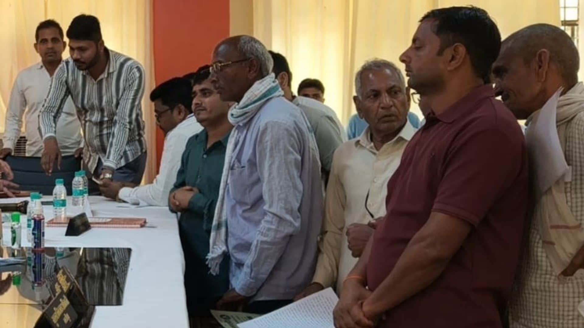 समाधान दिवस पर शिकायत करने पहुंचे लोग।