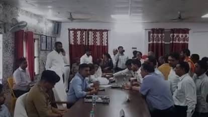 समाधान दिवस पर शिकायत सुनते डीएम।