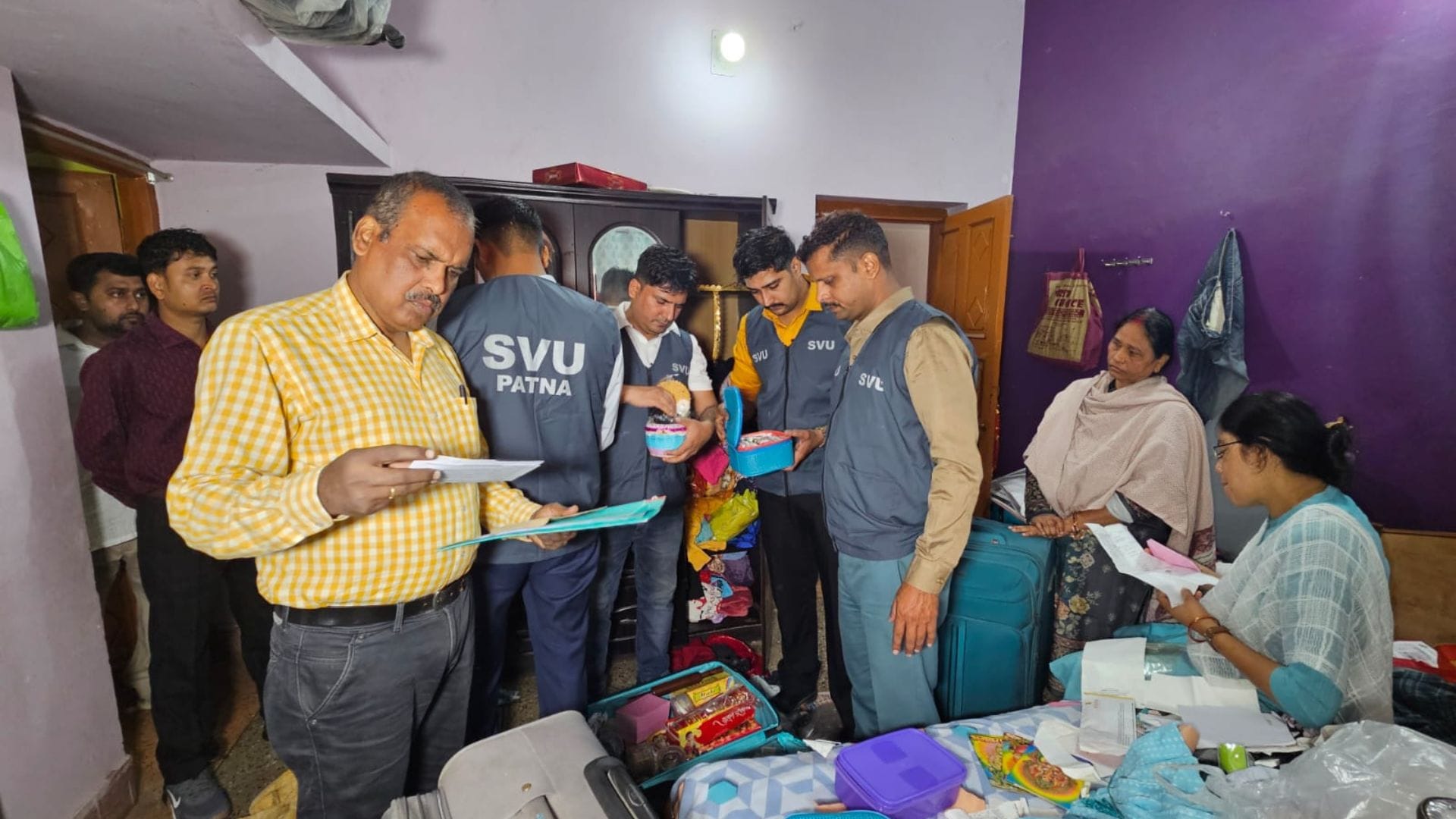 शिवहर मे छापेमारी करती टीम