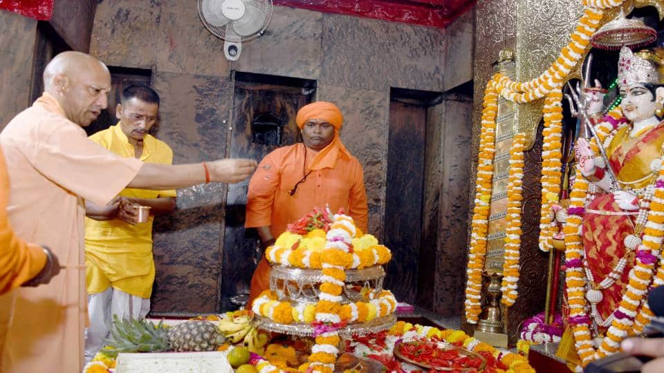 देवीपाटन मंदिर में सीएम योगी (फाइल)