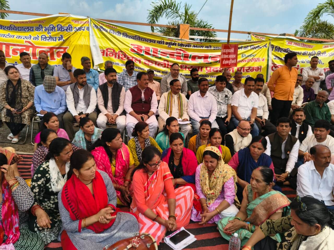 धरने में पहुंचे हरक सिंह रावत