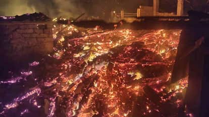 Uttarkashi: Fire breaks out in two wooden buildings in Feetadi village, posing a threat to other homes as well