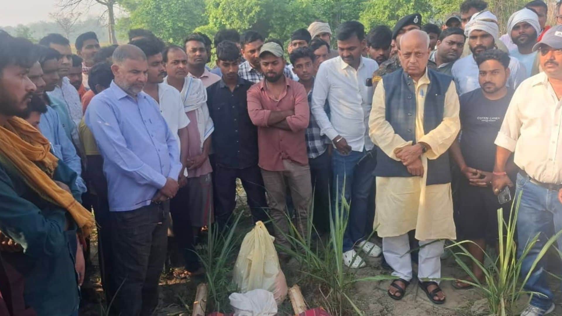 व्यवसायी के अंतिम संस्कार में मौजूद लोग