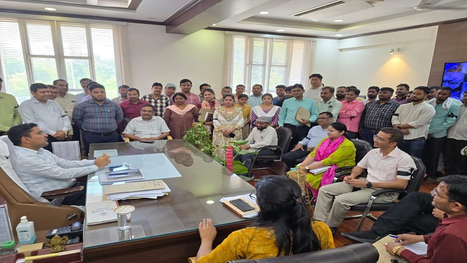 Agra Civic Body Row Escalates! Employees Protest in Support of Municipal Commissioner