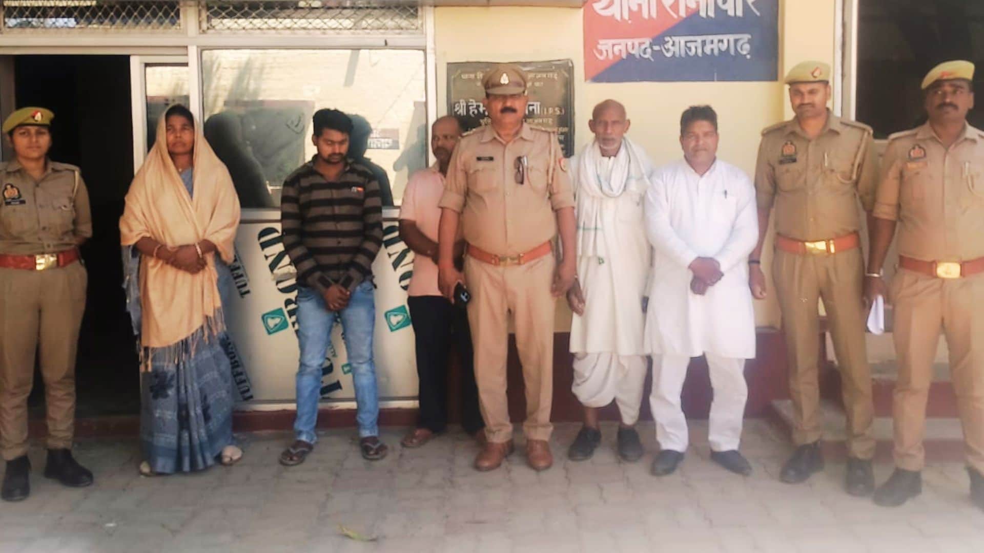 आरोपियों को गिरफ्तार कर ले जाती पुलिस।