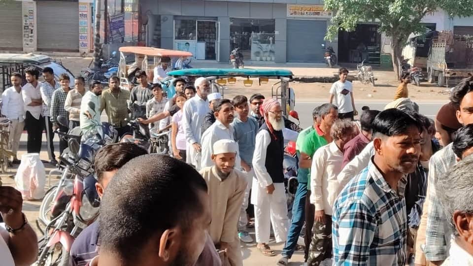 UP: Anger Erupts Again Over Gas Cylinder Shortage; Consumers Block Roads in Amroha