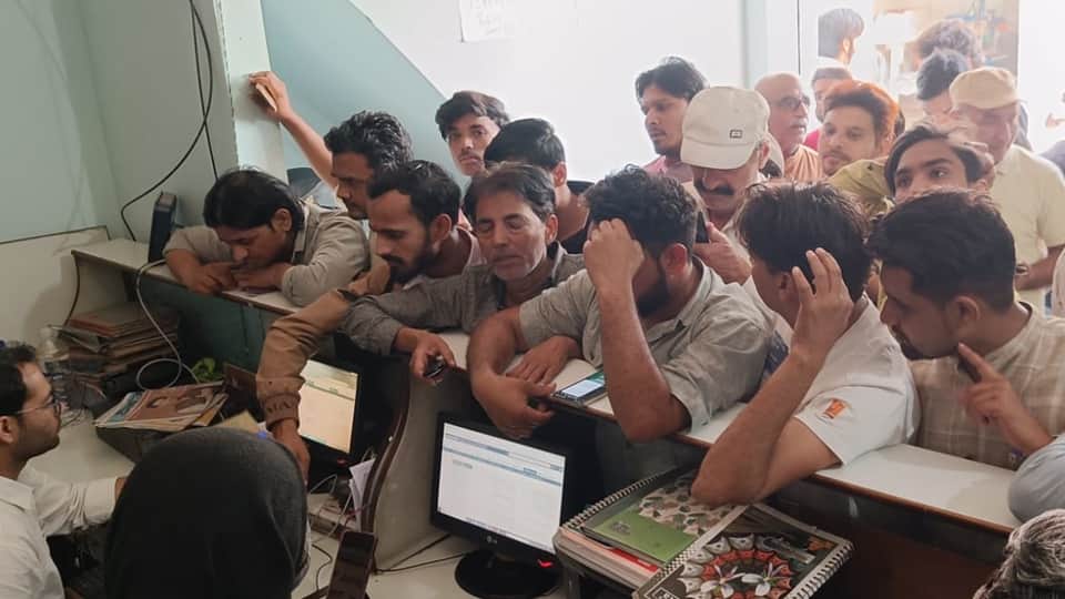 UP: Anger Erupts Again Over Gas Cylinder Shortage; Consumers Block Roads in Amroha