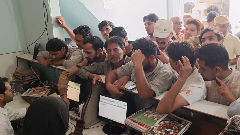 UP: Anger Erupts Again Over Gas Cylinder Shortage; Consumers Block Roads in Amroha