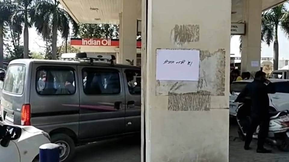 Notices Announcing Petrol and Diesel Shortages Posted in Ayodhya Crowds Swarm Pumps Across Awadh Region in up