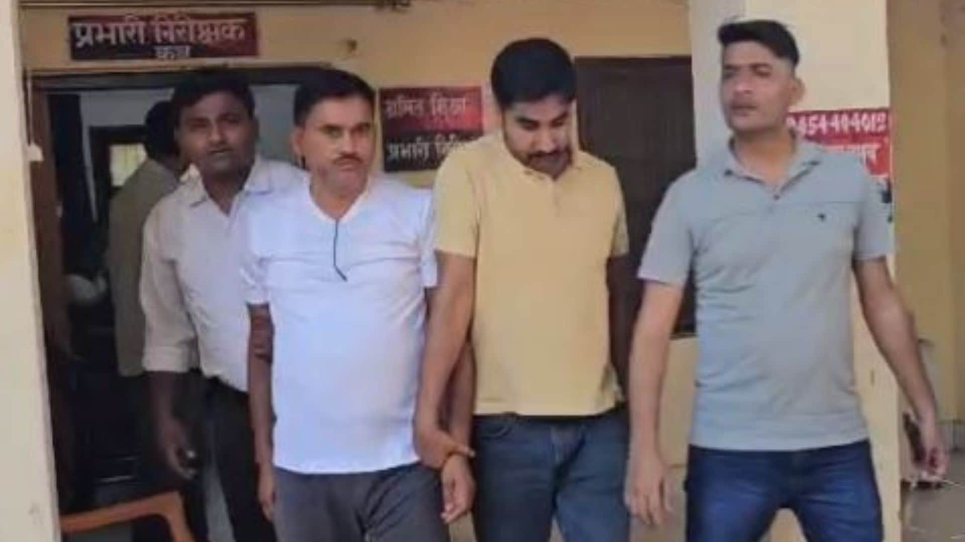 बाएं से दूसरे नंबर पर जेई मुसाफिर यादव।