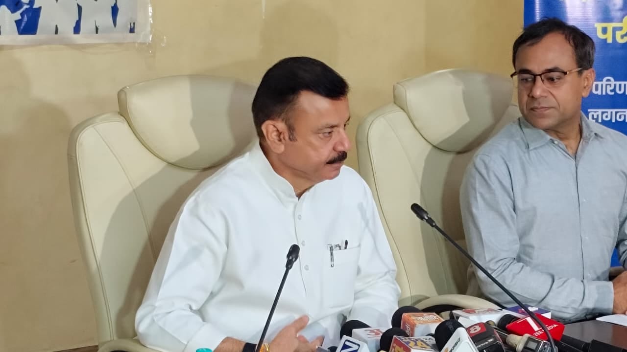 रिजल्ट की जानकारी देते स्कूल शिक्षा मंत्री उदय प्रताप सिंह