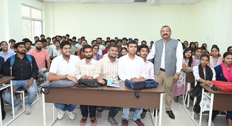 Bihar News: कॉलेज में पढ़ाने पहुंच गए सीएम नीतीश कुमार के मंत्री, क्लास से निकले के बाद क्या कहा जानिए