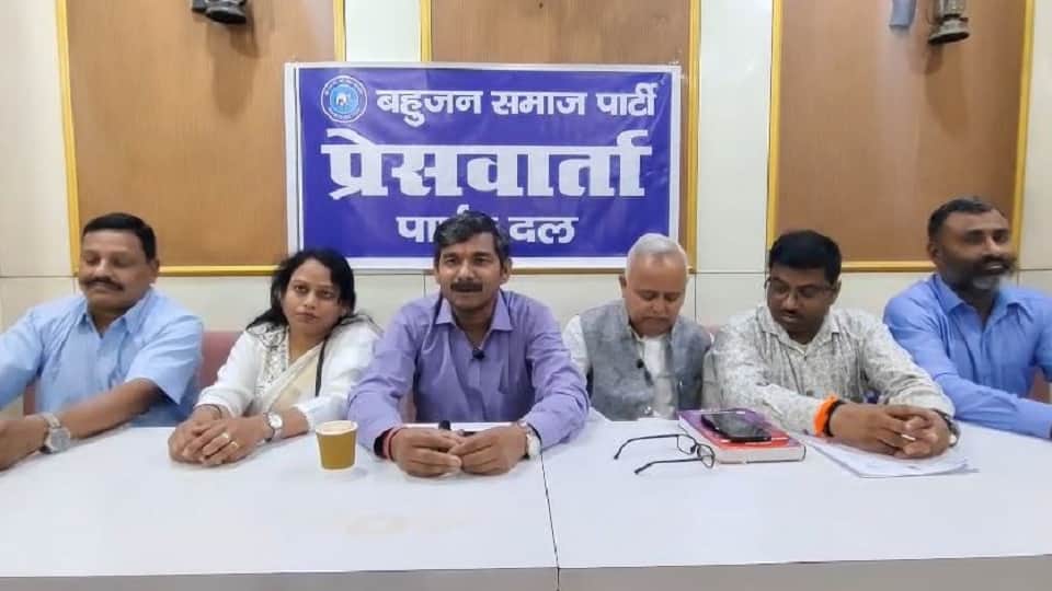 बसपा पार्षदों ने मेयर पर लगाए आरोप।