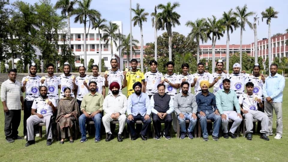 चैंपियन टीम के खिलाड़ियों के साथ कॉलेज का स्टाफ।