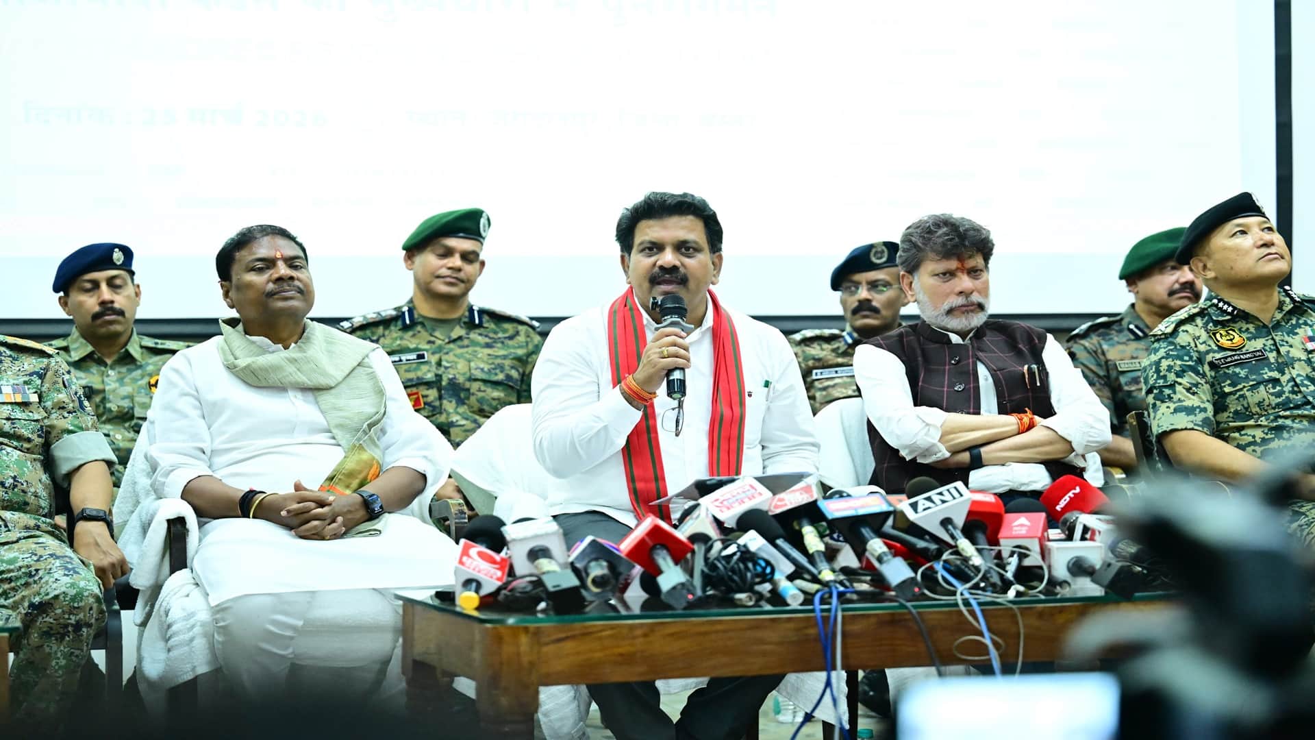 चर्चा करते छत्तीसगढ़ के उपमुख्यमंत्री एवं गृहमंत्री विजय शर्मा