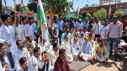 Congress protests against the desecration of martyrs' statues in Shahjahanpur