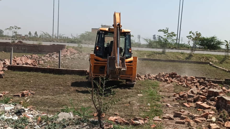 एयरपोर्ट रोड पर चला बुलडोजर