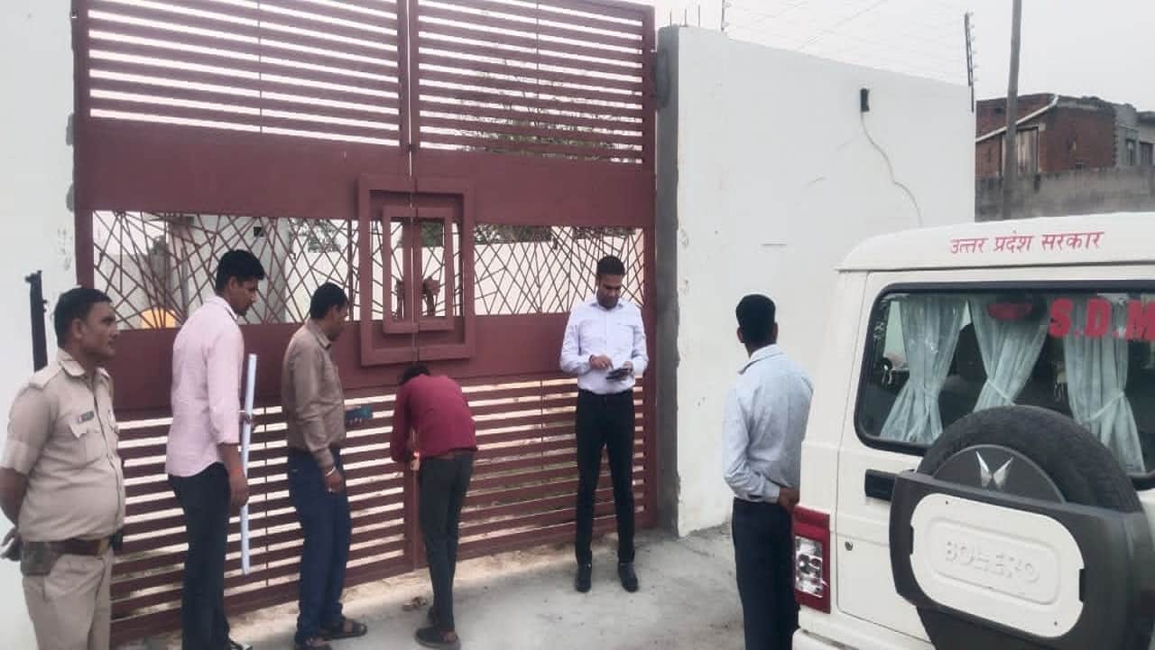 तहसील प्रशासन की टीम ने सील किया फार्म हाउस