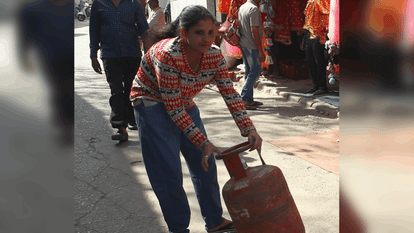 LPG Gas Crisis gas cylinders are not being delivered in Delhi for up to 20 days