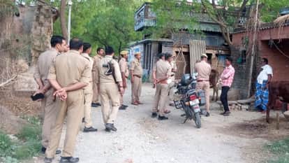 गांव में पूछताछ करती पुलिस।