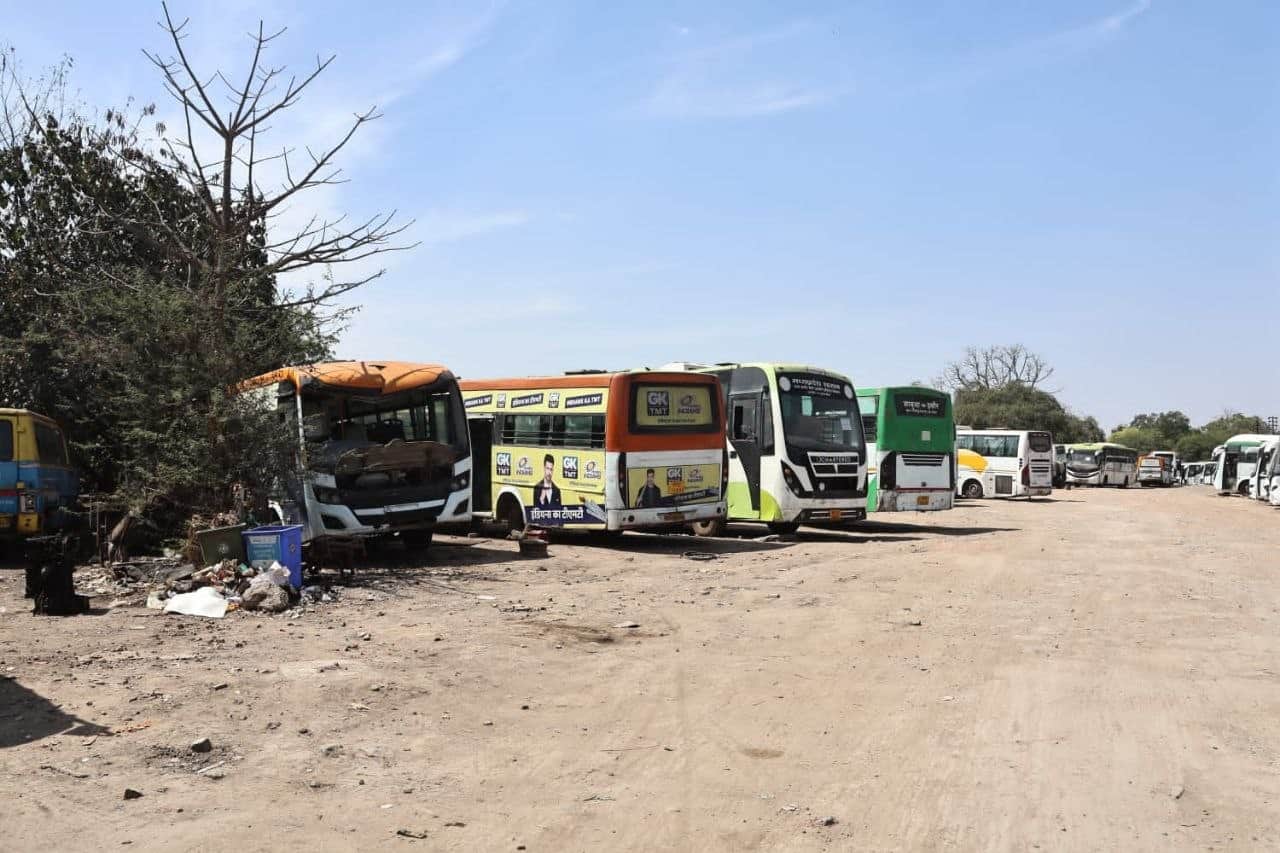 होटल के लिए प्रस्तावित जमीन पर खड़ी खराब बसें।