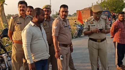 हत्या के बाद माैके पर जुटी पुलिस।