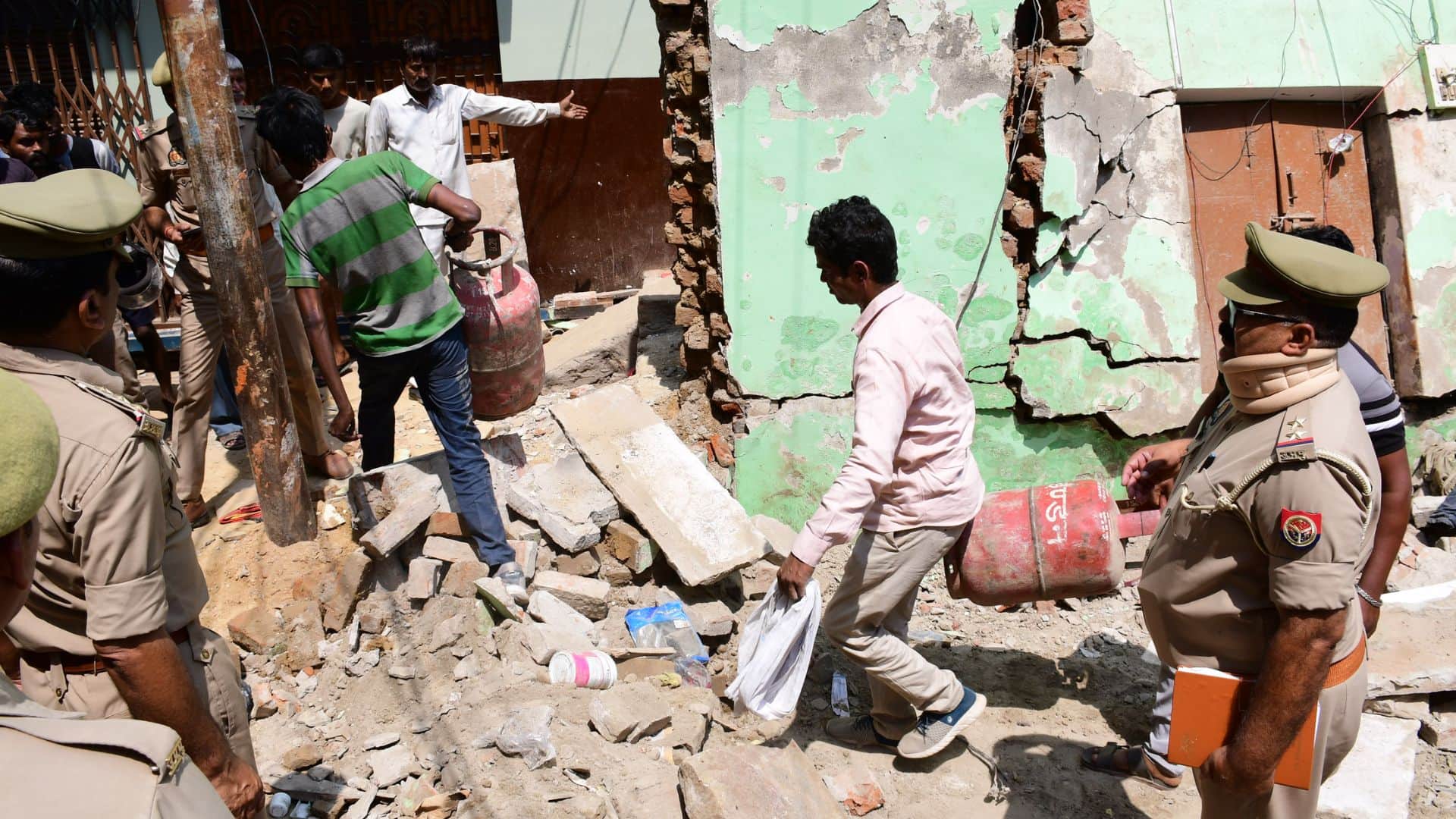 son and daughter died in front of their mother in cylinder explosion caused by leak in Varanasi