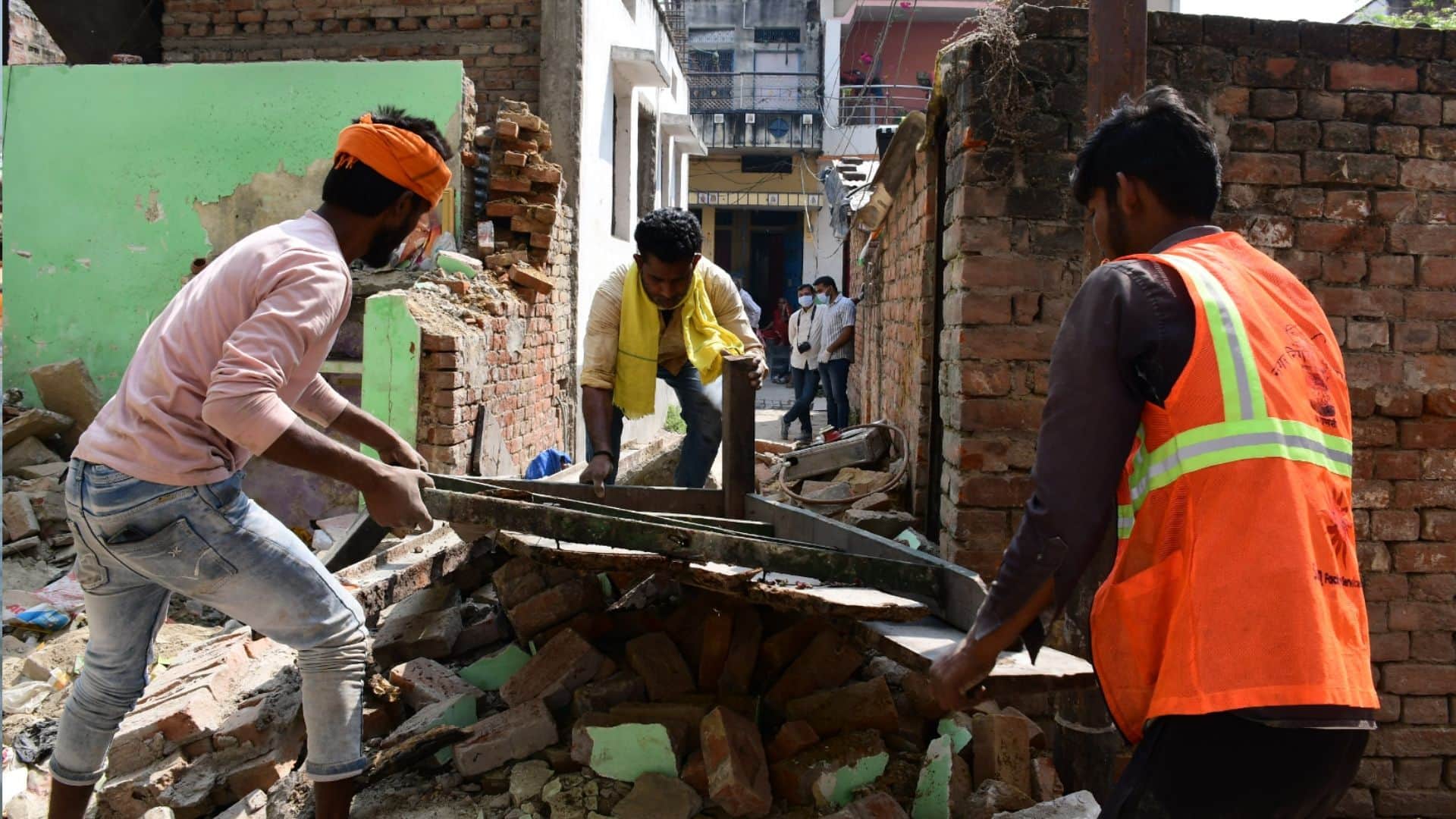 son and daughter died in front of their mother in cylinder explosion caused by leak in Varanasi