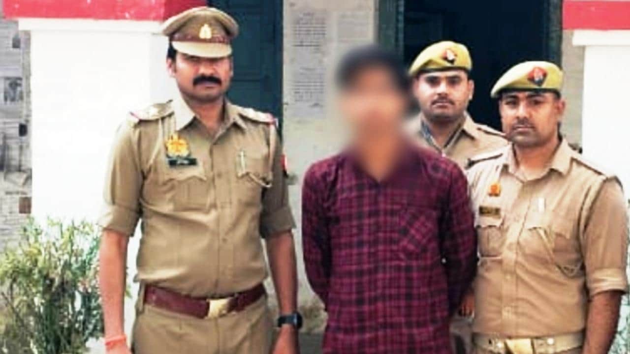 जीआरपी की गिरफ्त में फर्जी टीटीई।