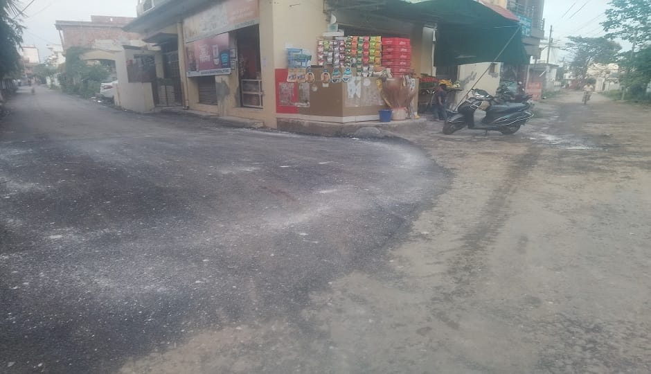 जज फार्म के ई ब्लाक में सड़क पुनर्निर्माण के बाद बदहाल तिराहे की सड़क।
