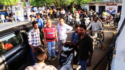 जिले के एक पेट्रोल पंप पर लगी भीड़।