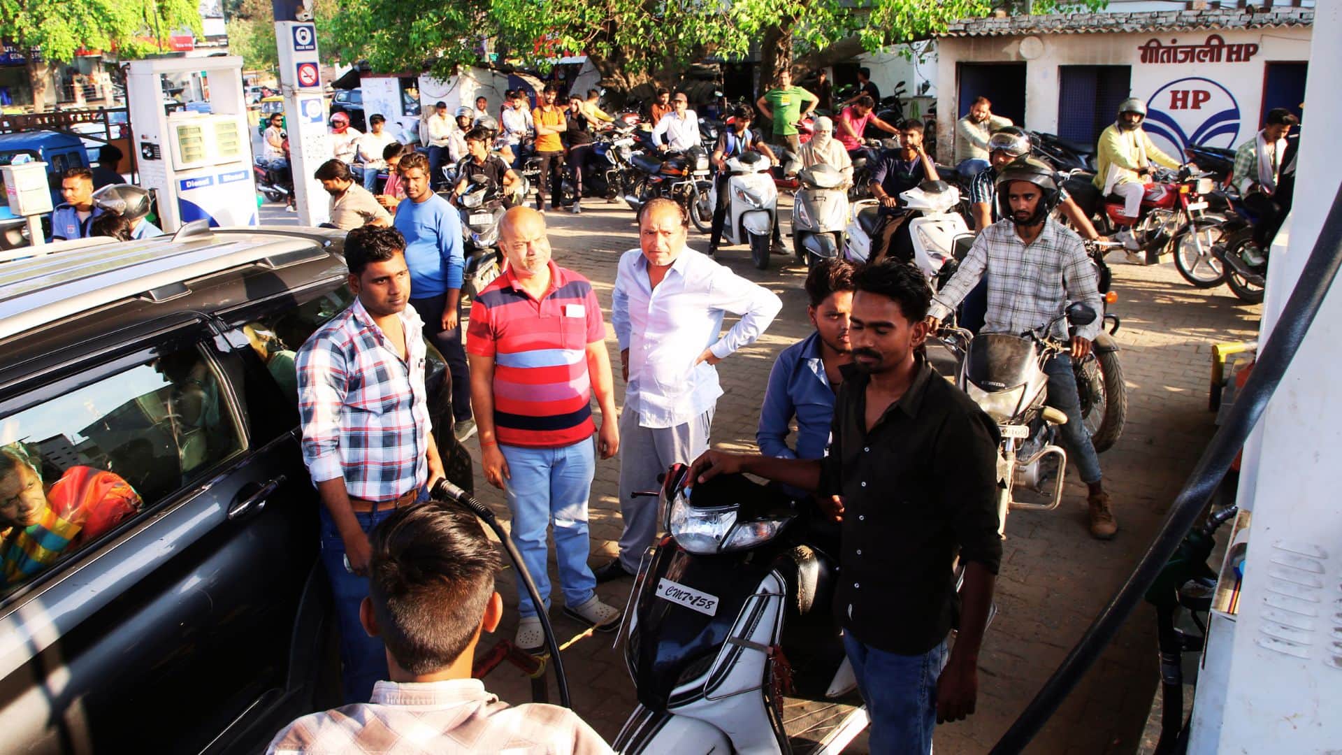 जिले के एक पेट्रोल पंप पर लगी भीड़।