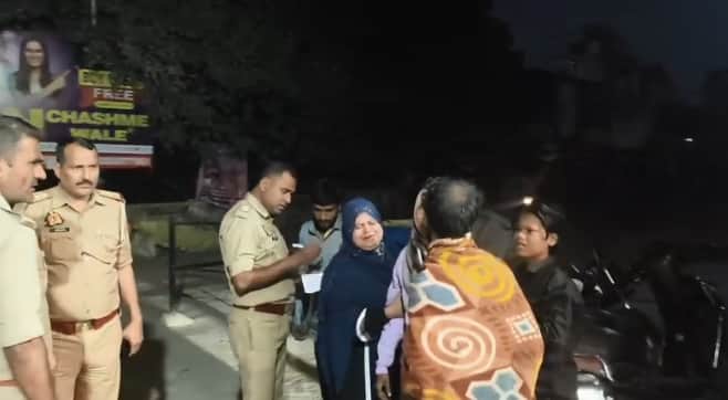 घटनास्थल पर जांच करती पुलिस और रोते-बिलखते परिजन