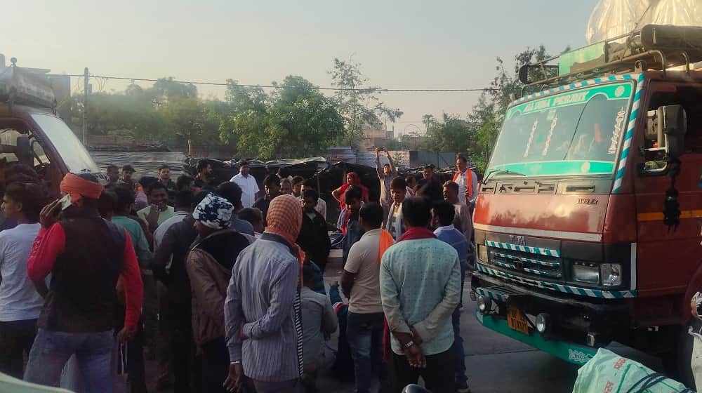 उपभोक्ता एजेंसी में ताला देख भड़के, लगाया जाम