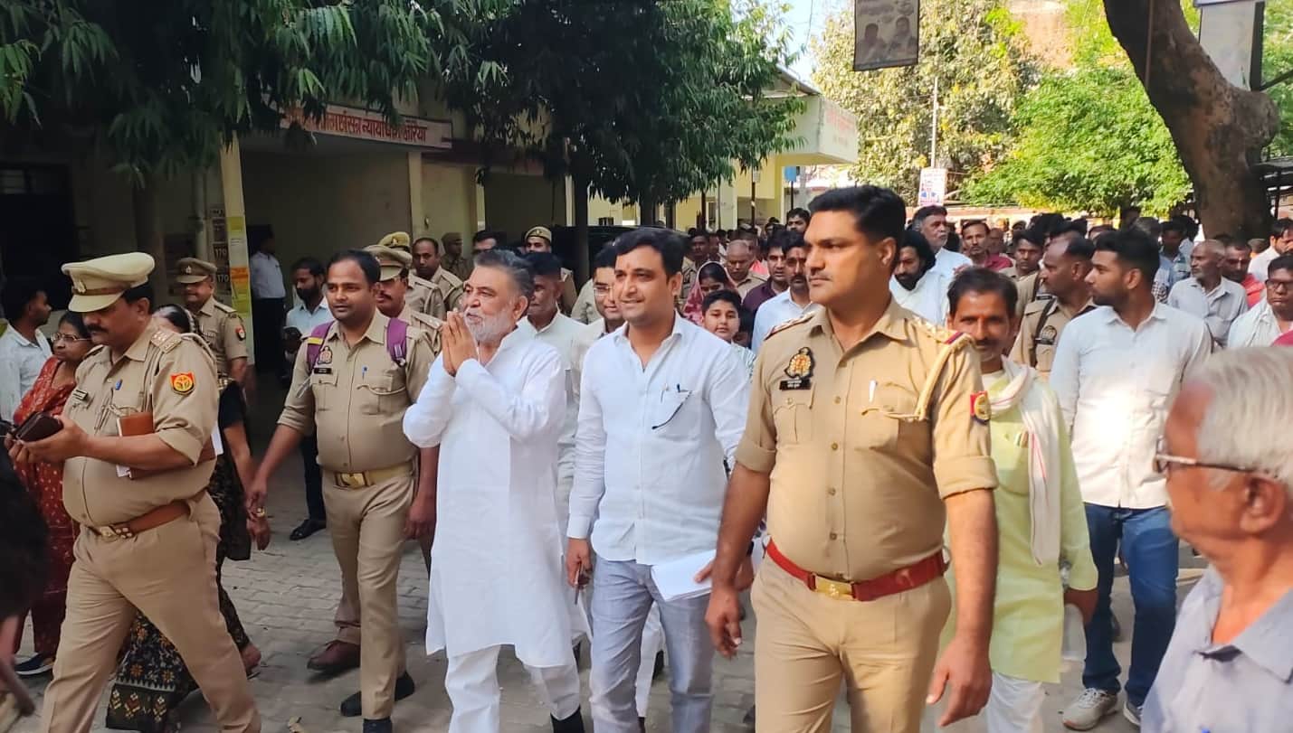 सजा सुनाए जाने के बाद अदालत से निकलते पूर्व एमएलसी कमलेश पाठक