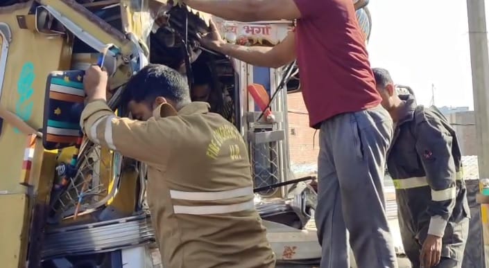 Auraiya Accident Another truck collides with a 22 wheeler police rescue driver trapped in the cabin