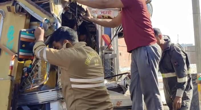 केबिन में फंसे चालक को रेस्क्यू करती पुलिस