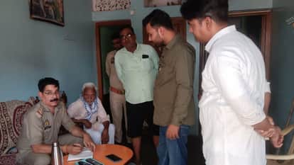 केराकत कस्बे में हुए वारदात के बाद जांच करती पुलिस।