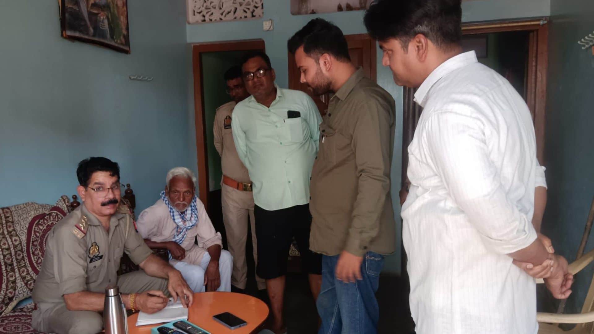 केराकत कस्बे में हुए वारदात के बाद जांच करती पुलिस।