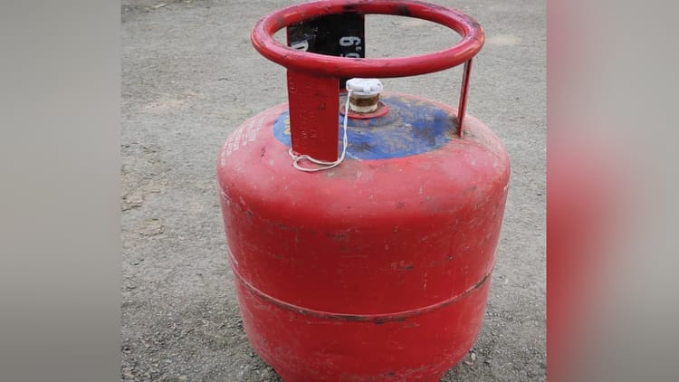 Gas Crisis: दिल्ली में छोटे सिलिंडर की भारी किल्लत, अवैध रीफिलिंग का धंधा जोरों पर; बुकिंग के बाद भी इंतजार