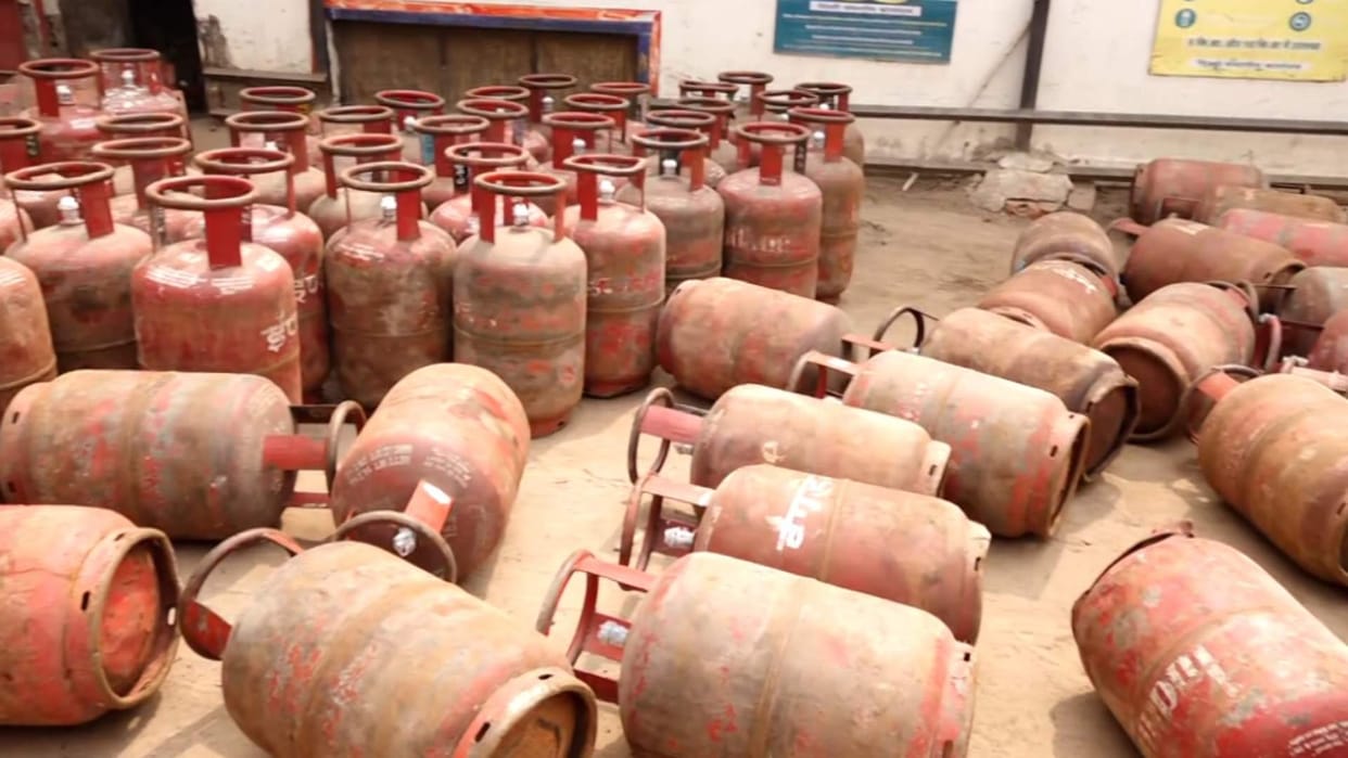 Lpg gas crisis supervisor advised the workers to eat dahi and chuda viral video