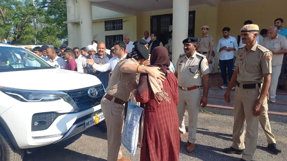 महिला ने रोका मंत्री का काफिला