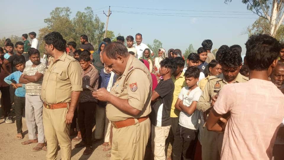 मौके पर जांच करती पुलिस, मौजूद लोगों की भीड़।