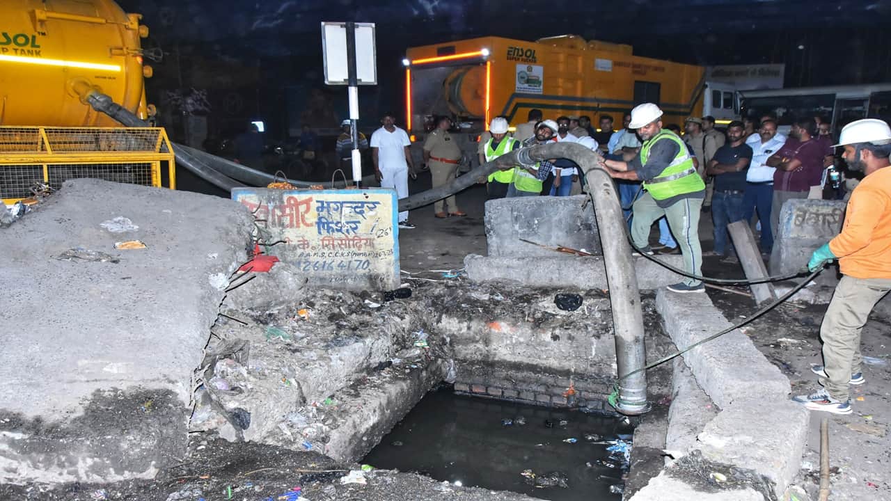 मशीनों से निकाला गया पानी