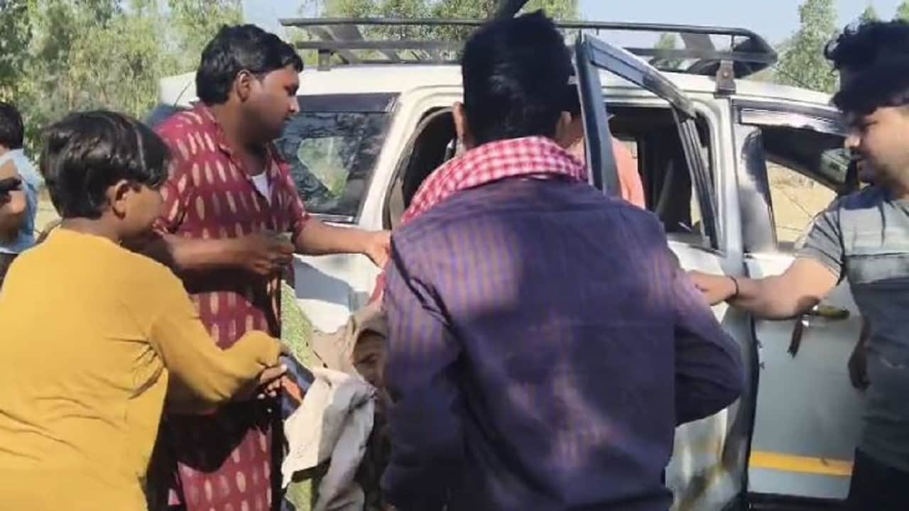 घायल बुजुर्ग को निजी कार से पहुंचाया गया अस्पताल