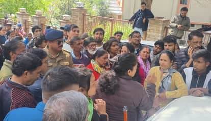 Angry people gathered at the agency in Haldwani due to non-availability of gas