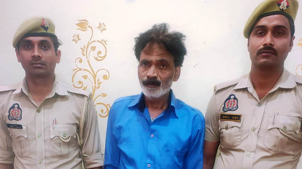 पुलिस अभिरक्षा में खड़ा हत्यारोपी जितेंद्र गुप्ता